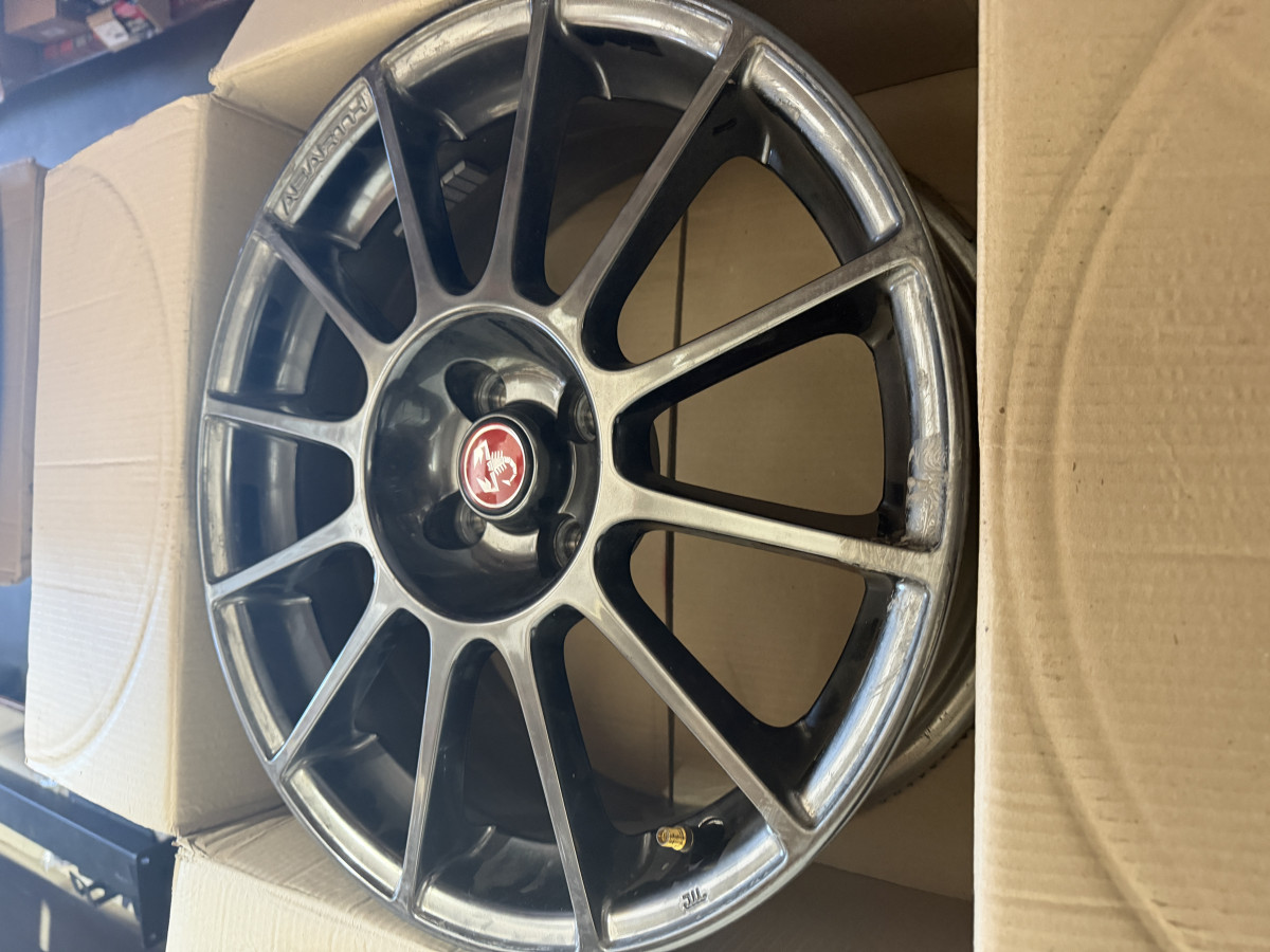 FIAT 500 Wheel (1) - ABARTH - 17" - Scratch & Dent FIAT 500 Wheel (1) - ABARTH - 17" - Scratch & Dent