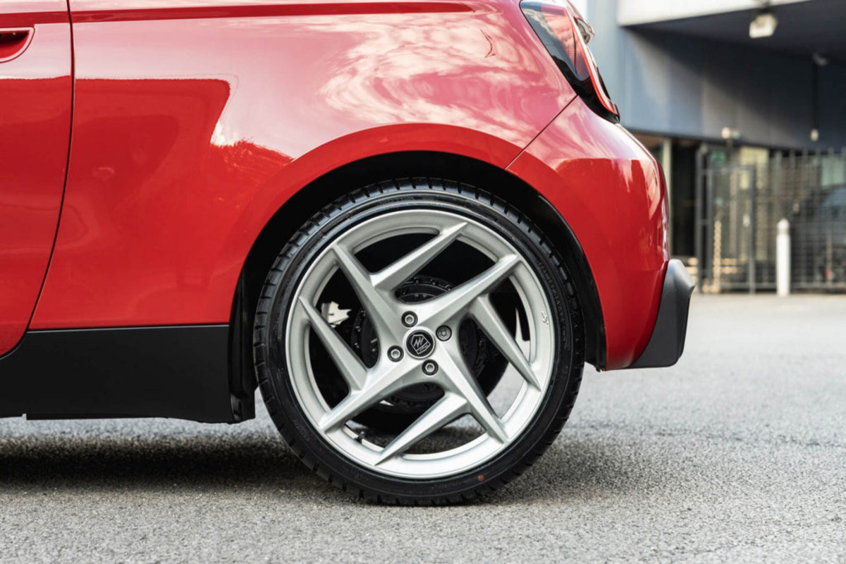 FIAT 500 Custom Wheels (4) - Kahn Design - 18"- Hyper Silver 